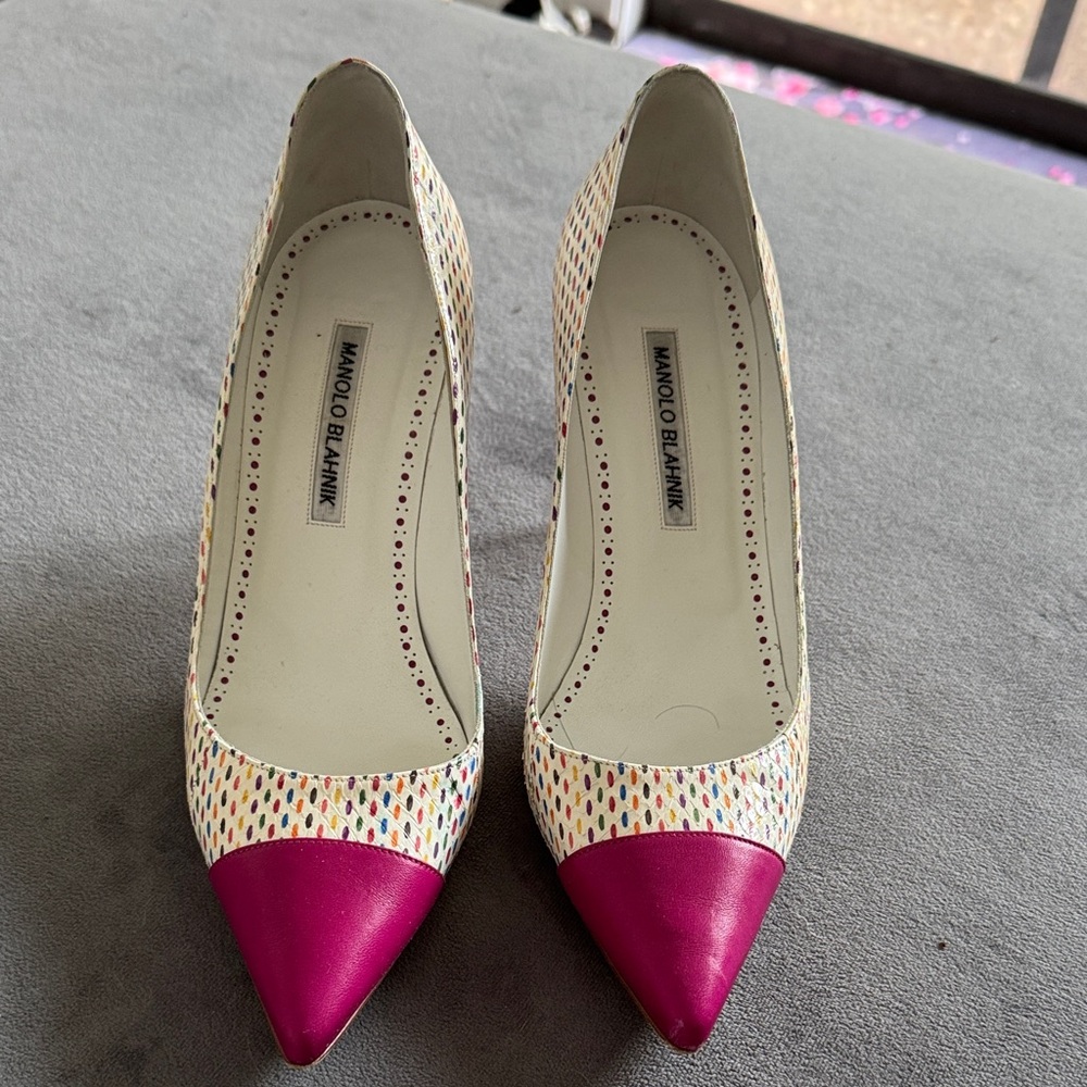 Manolo Blahnik White Multicolor Printed Pumps with Pink Cap Toe